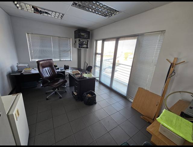 997M² WAREHOUSE TO LET IN JET PARK